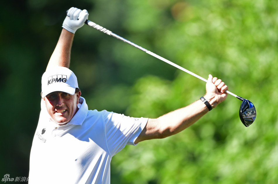 贾斯汀·罗斯听到趣事时露出惊讶的萌态表情,瞬间软化了他球场上的锐利形象