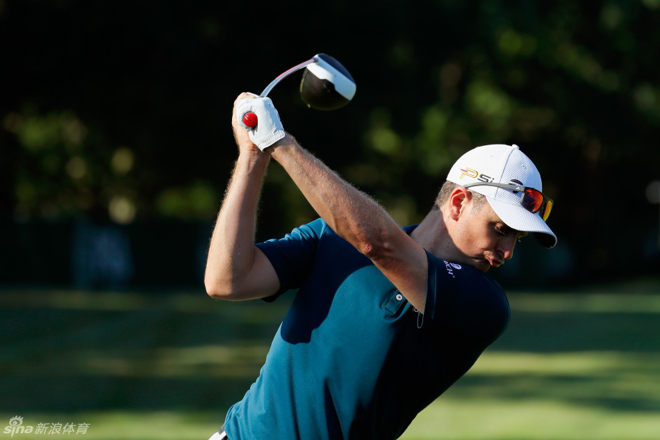 美国球员安德鲁·乔斯顿热情地与一位小球迷合影,弯腰俯身尽显亲和力