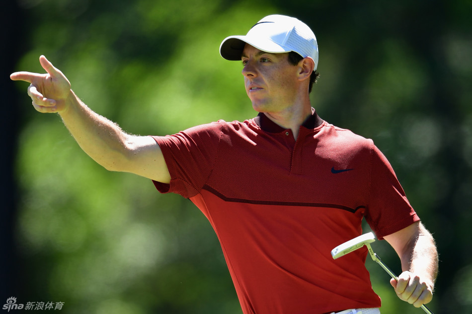 里奇·福勒在练习场全力挥杆,标志性的橙色着装如火焰般闪耀