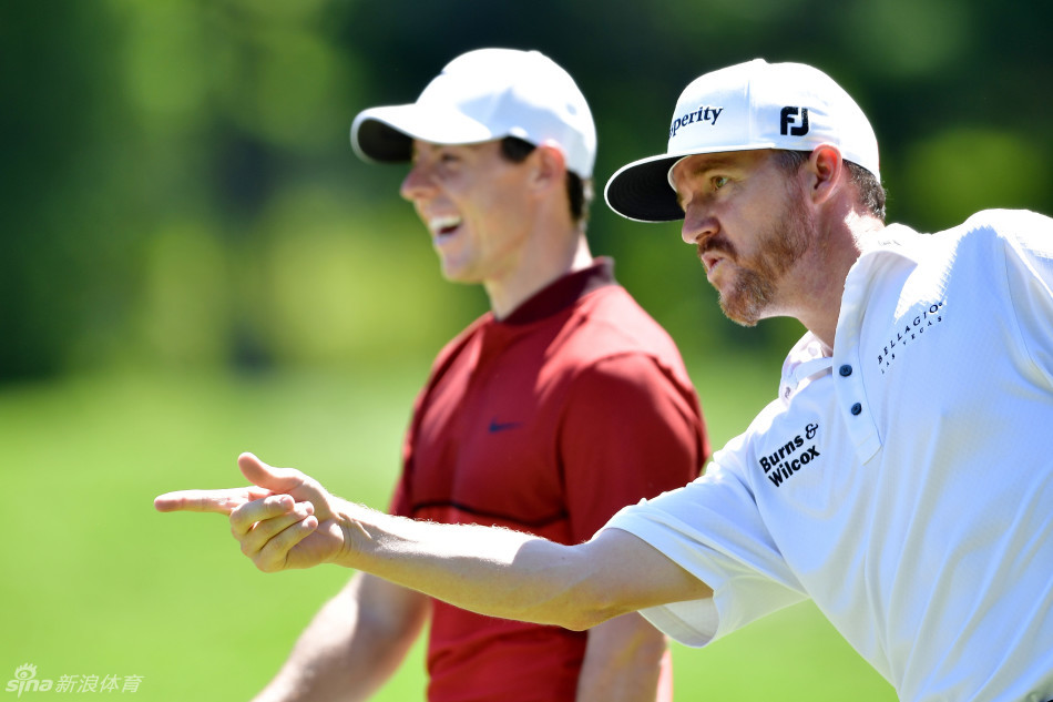 菲尔·米克尔森微笑着为一位年轻女球迷签名,展现巨星的平易近人