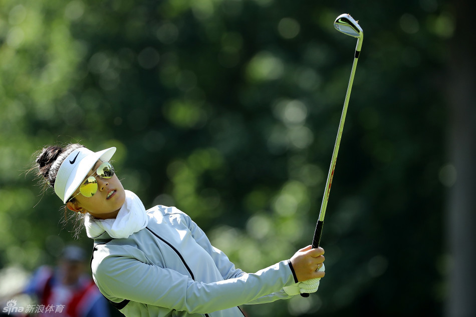 赛前球员们体验英式下午茶，在古典银器旁享受片刻宁静