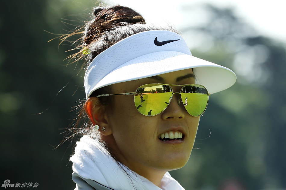 魏圣美与高宝璟在练习果岭边轻松交谈，展现惺惺相惜之情