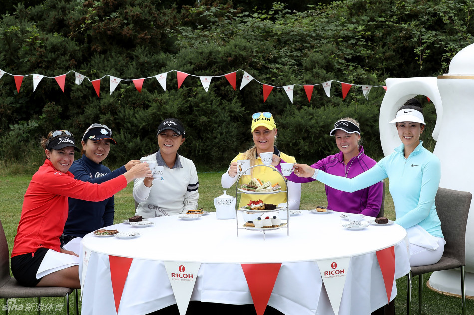 高宝璟与教练大卫·利百特在练习场专注交流技术动作