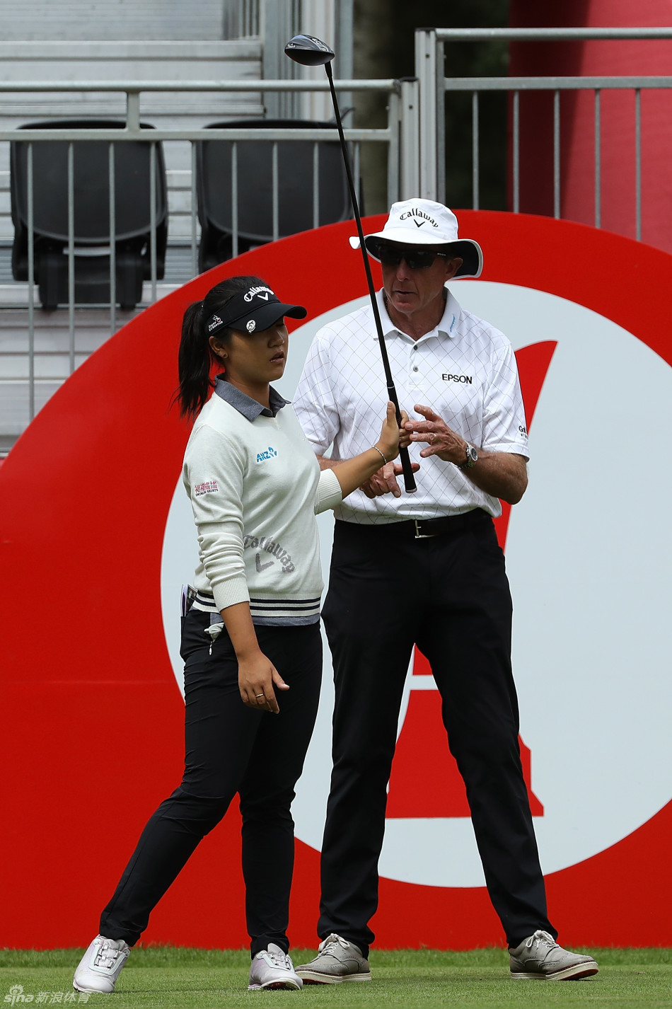 冯珊珊在赛前露出标志性微笑，眼神中透露出对比赛的期待与决心