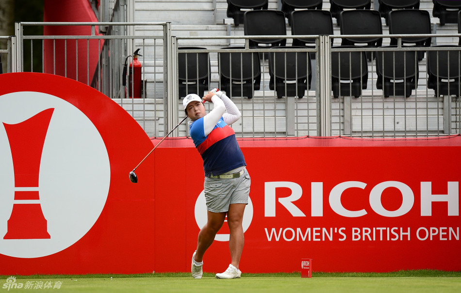 冯珊珊在练习果岭上全神贯注推杆，神情冷静而自信