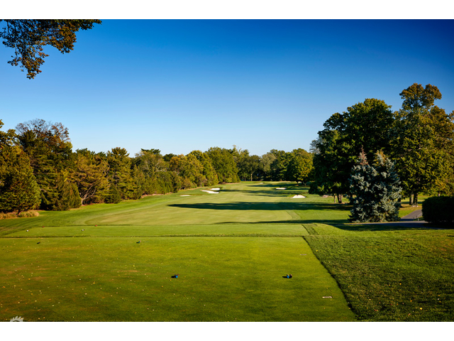 晨曦中的巴特斯罗球场会所，经典建筑静立于绿茵之侧，诉说着百年高尔夫传奇。