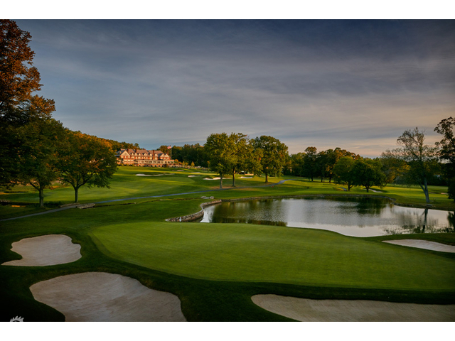 经典的短洞景观，果岭如绿洲般被静谧的湖水环抱，考验着每位球手的勇气与精准。