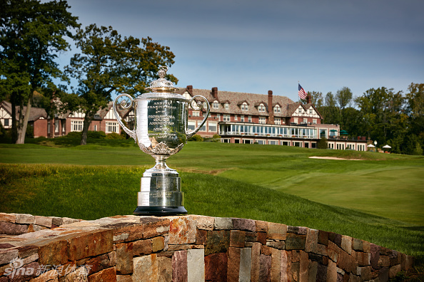 夕阳为宏伟的会所与连绵的果岭披上金辉，巴特斯罗在暮色中更显庄严与宁静。