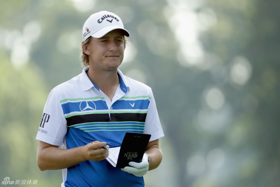 菲舍尔与球童蹲身研判，专注神情如棋手对弈