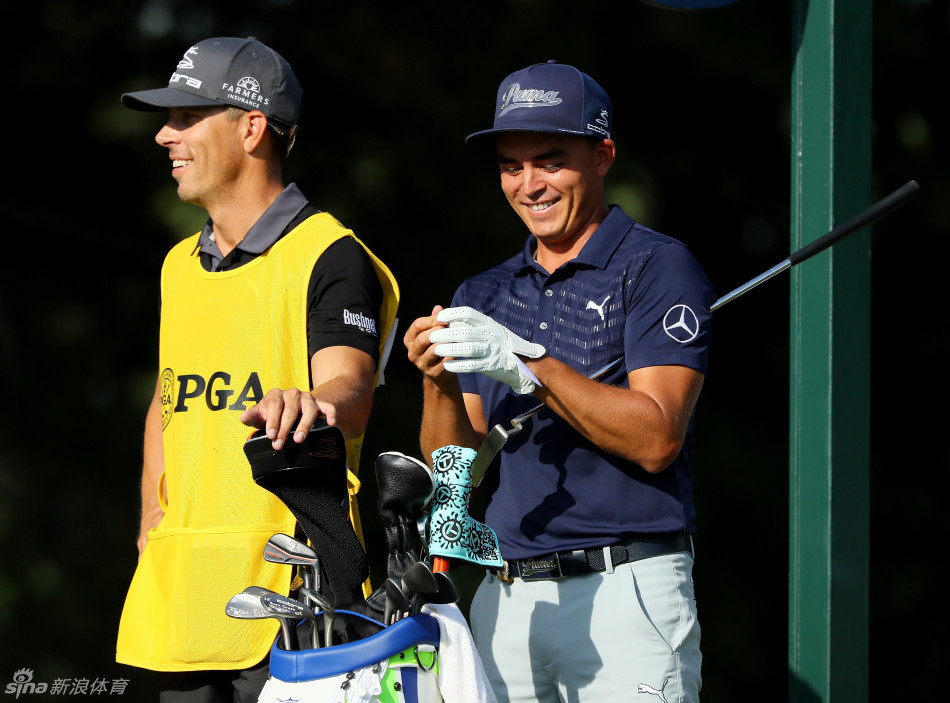 巴巴沃森挥动粉红一号木，湛蓝手套与炫目球杆共舞