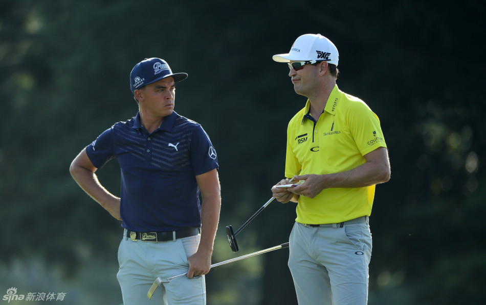 扎克约翰逊与福勒同组行进，两位名将的身影在球道上拉长