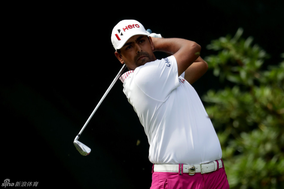 观众聚集在果岭周边，屏息凝神观看关键推杆，现场充满了大赛的紧张与期待氛围。