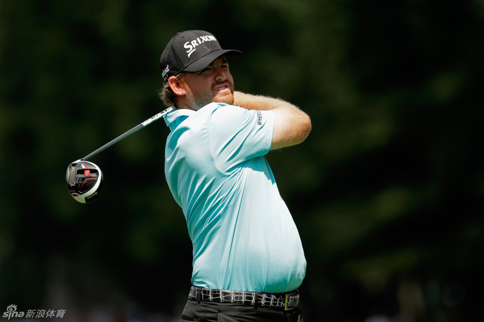 夕阳下的高尔夫球场景色宜人，水障碍倒映着天空，球道蜿蜒，展现这项运动与自然融合的宁静之美。