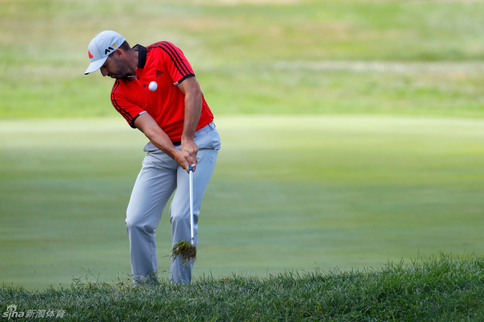 达斯汀·约翰逊大力开球，身体展现完美的扭矩与力量释放，小白球如炮弹般飞向远方。