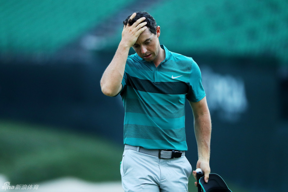 冠军高举奖杯瞬间，香槟飞溅，周围是欢呼的人群，璀璨的灯光照亮了胜利者喜悦的脸庞。