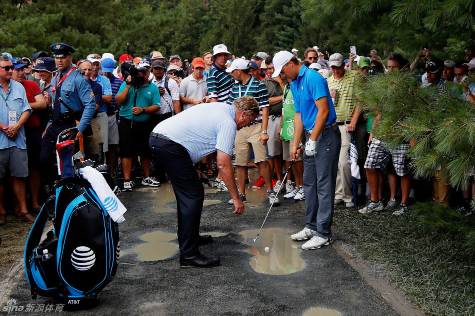斯皮思眉头紧锁,与裁判一同审视着球车道上那摊决定命运的水洼