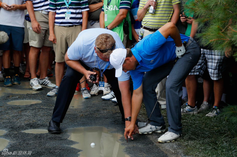 裁判手持规则手册,与斯皮思进行紧张而细致的沟通,寻找合规的抛球方案