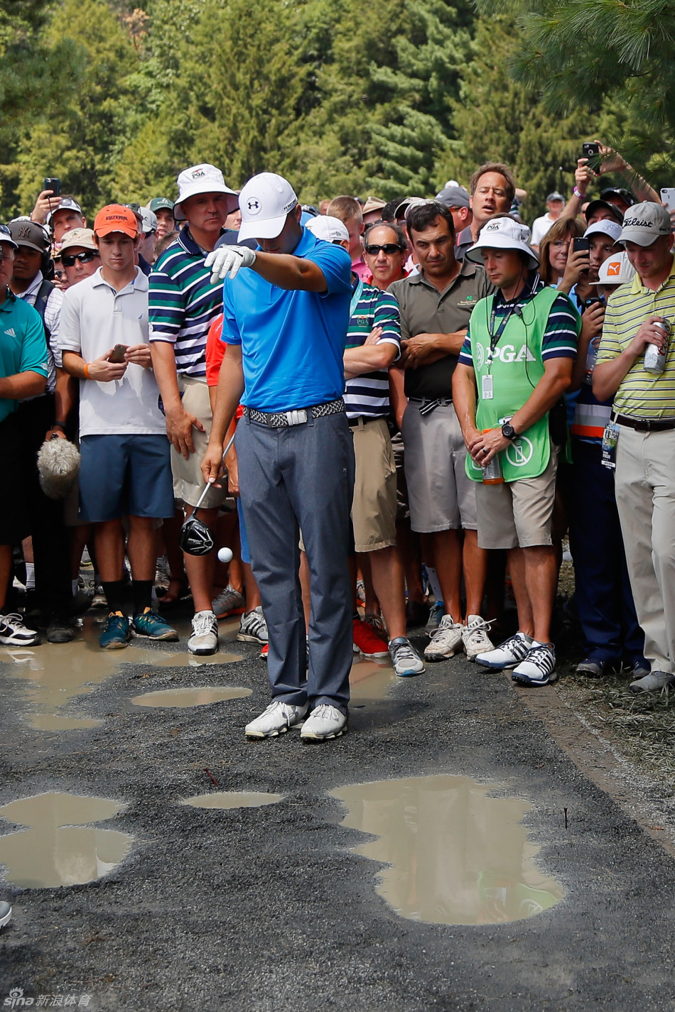 斯皮思全神贯注,在布满碎石的车道上小心翼翼地抛下小白球