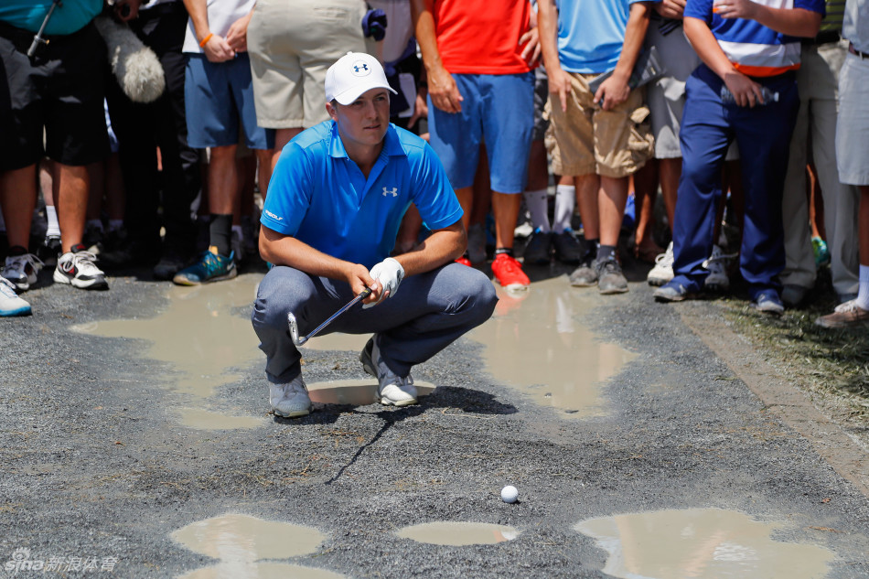 他凝神观察前方复杂的球路,果岭、大树与沙坑构成了一道需要精密计算的难题