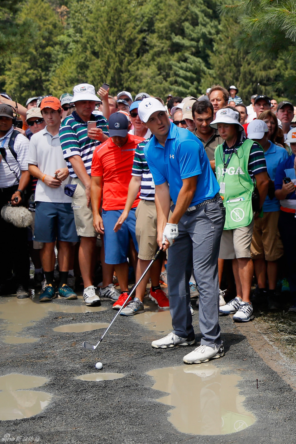 斯皮思坚定地挥杆击球,小球从碎石路上应声而起,划破空气飞向果岭