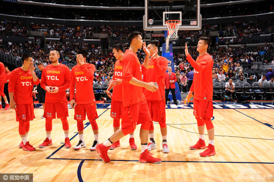 中国男篮众将眼神坚毅，昂首挺胸踏入满是星光熠熠的美国队主场，大战一触即发。