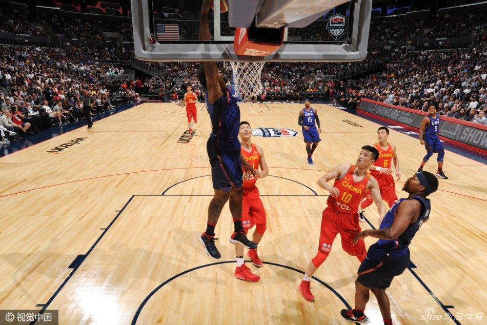 杜兰特遮天蔽日般笼罩，赵继伟却如灵猫般压低重心，犀利的眼神在高速运球中寻找那一线杀机。