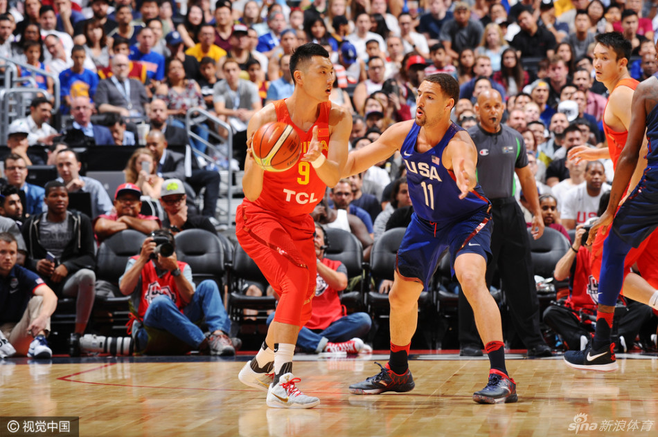 周琦的长臂在考辛斯眼前织成一道密不透风的网，肌肉碰撞的瞬间，两人眼中都燃烧着对篮下的绝对渴望。