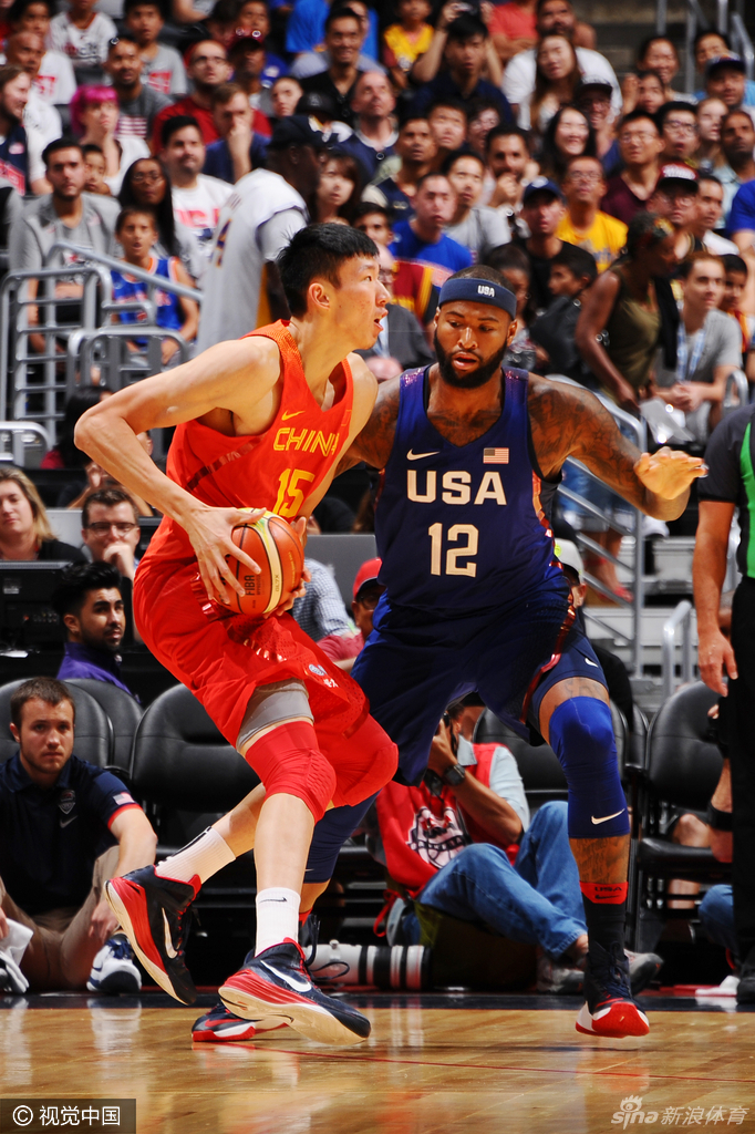 周鹏奋力扑防，指尖却只触碰到冰凉的空气，他回头望向那道划过的弧线，眼中写满了心有余而力不足的遗憾。