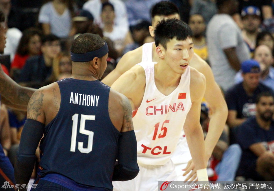 安东尼在回防中扭头注视，他的目光越过球场，落在了正在与考辛斯激烈拼抢位置的周琦身上。