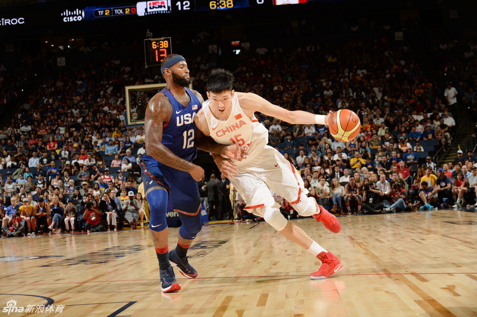 周琦在禁区边缘要位，孤身面对考辛斯的强硬防守，眼神中透露出属于年轻人的无所畏惧。