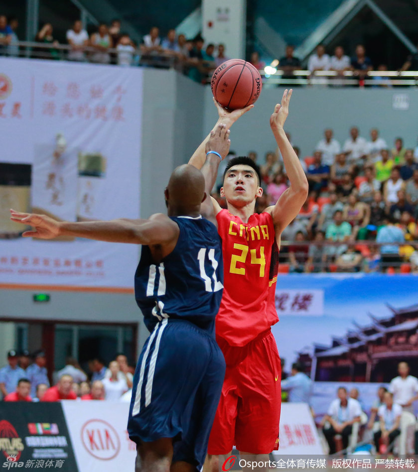 王骁辉面对防守悍将毫无惧色，重心压得极低，篮球在他手中如同黏住一般，稳步向前场推进。