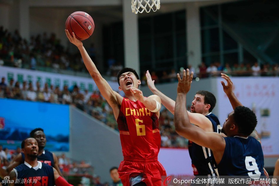 方硕在人群中高高跃起，面对遮天蔽日的封盖，他毫无惧色，手腕轻柔一抖，将球稳稳投向篮筐。