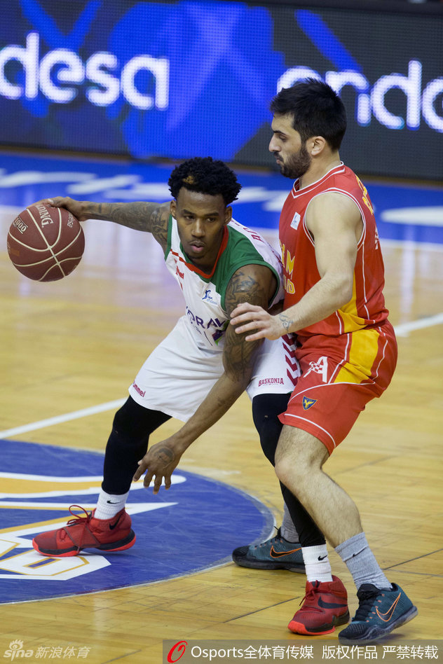 面对密不透风的防守，亚当斯毫无惧色，用他并不强壮的身躯勇敢地与对手进行肌肉碰撞，寻找突破的缝隙。