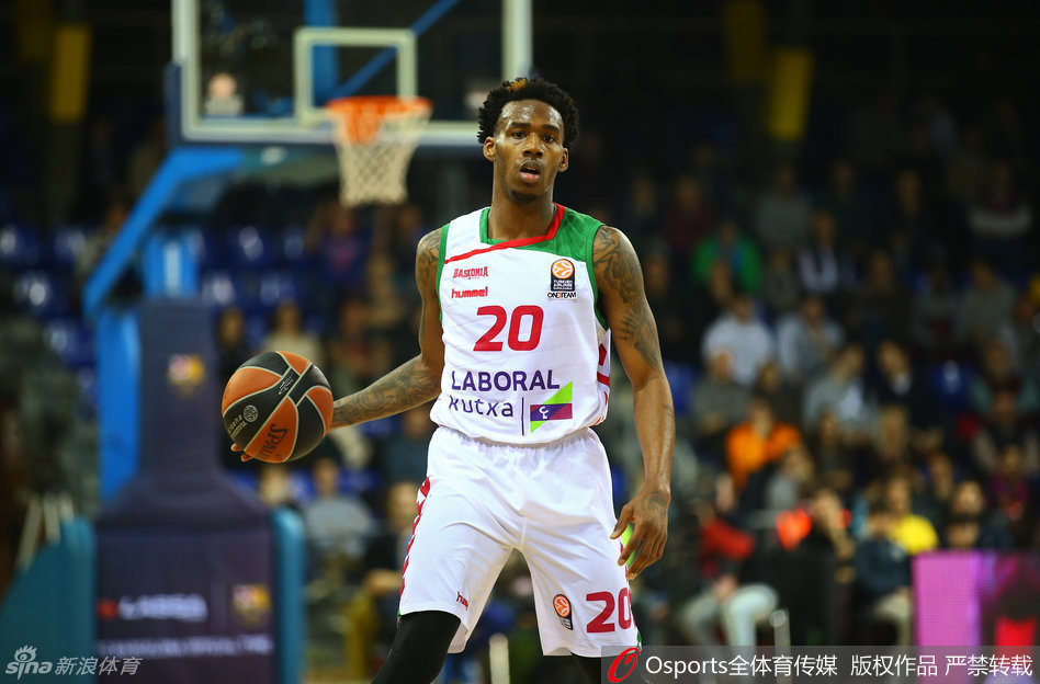 亚当斯施展出标志性的胯下运球，篮球如同被丝线牵引般在他手中灵活穿梭，晃得防守球员重心全失。