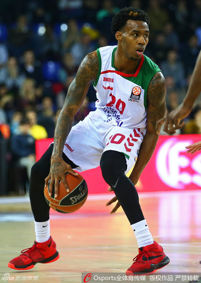 亚当斯犹如球场上的猎手，眼神锐利地观察着对手的每一个细微动向，仿佛下一秒就要洞穿防线。