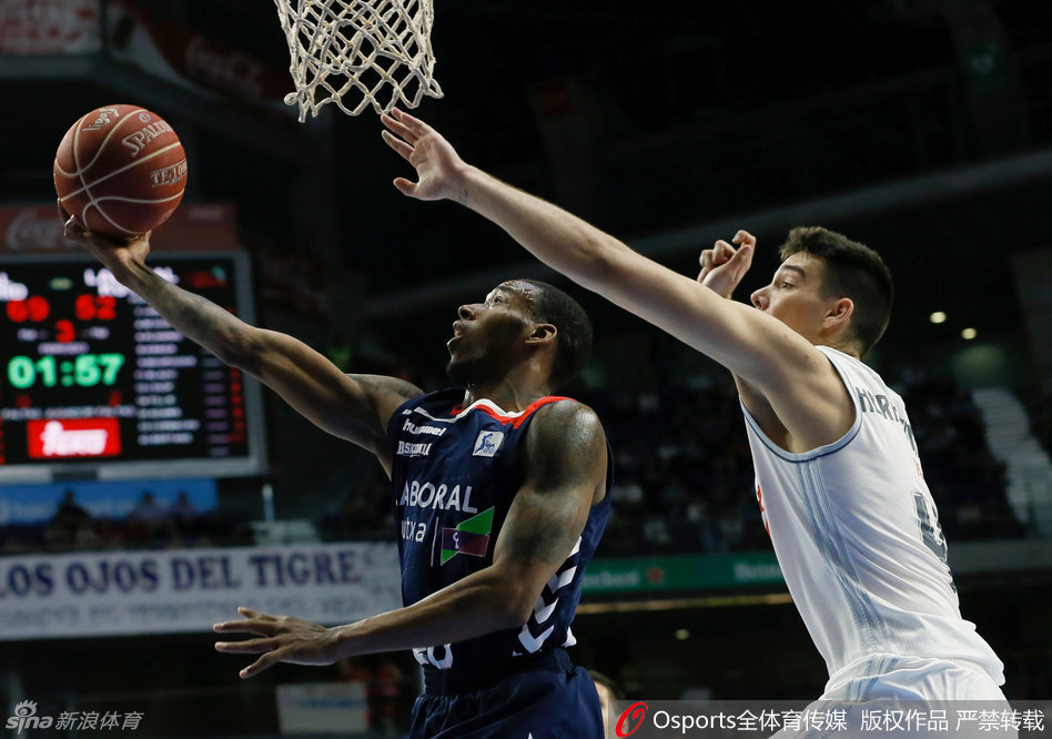 尽管面对高大的防守者，亚当斯依然在空中巧妙拉杆，以一种不可思议的角度将球送入篮筐，终结能力尽显。