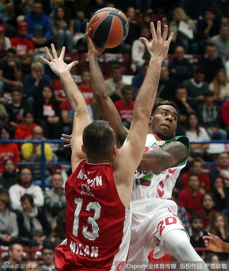 在高速奔跑中，亚当斯依然不忘观察队友的位置，一个隐蔽的击地传球瞬间撕开了对手的整个防线。