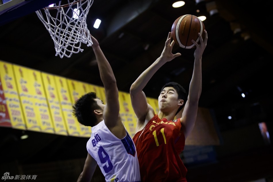 丘天在篮下卡住位置，背身单打菲律宾球员，他用力挤靠，寻找强打的机会，充满了原始的对抗美感。