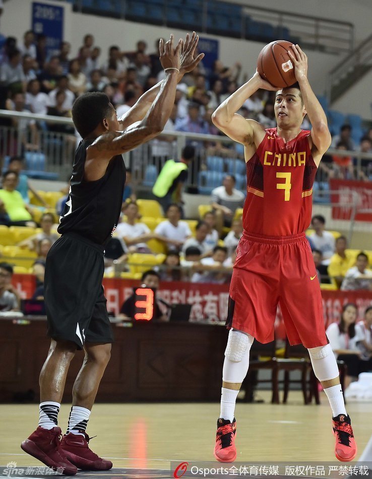 沈梓捷在内线张开双臂奋力要位，他像一座高塔般屹立禁区，眼中满是对胜利的渴望