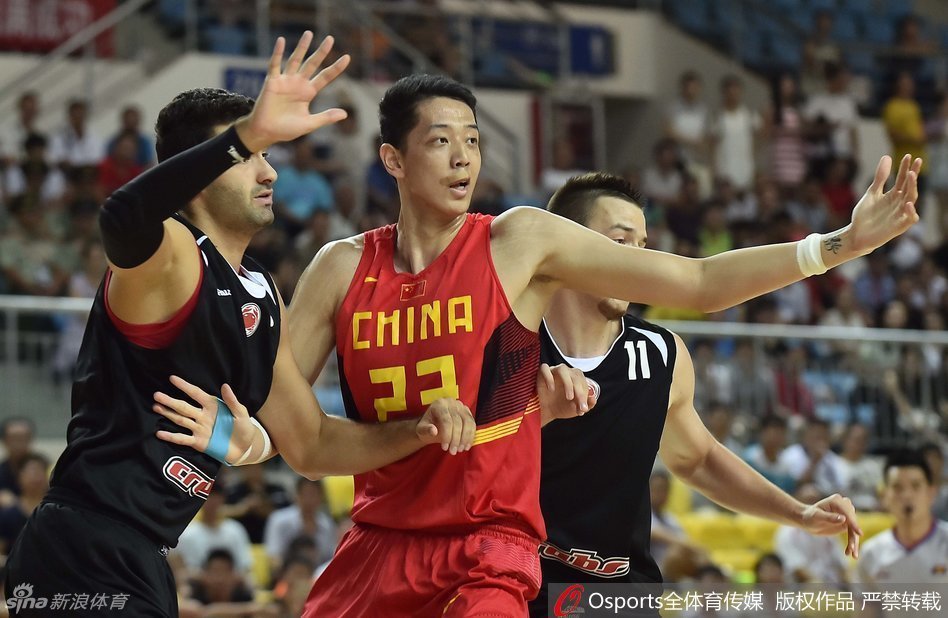 王骁辉犹如天降神兵，在一次快速反击中轻盈上篮，为球队的追分势头添上关键两分