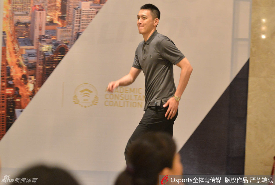 杨鸣走下舞台时回眸一笑，向热情的孩子们挥手道别，眼神里充满暖意。