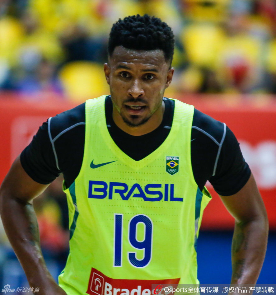 翟晓川如同猎豹般紧贴防守巴西老将巴博萨，眼神中满是专注与无畏，年轻的速度与经验的老道在这一刻直接对位碰撞。