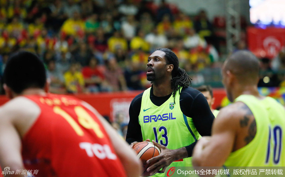 王哲林在长人如林的巴西内线奋力卡位，得球后的他双手紧握篮球，犹如握住了撬动强敌的支点，准备发起强有力的攻击。