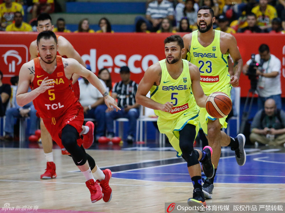 赵继伟面对庞然大物般的巴西防线毫无惧色，他压低重心机敏下手，尝试抢断的瞬间仿佛在告诉世界：身高不是防守的唯一标尺。