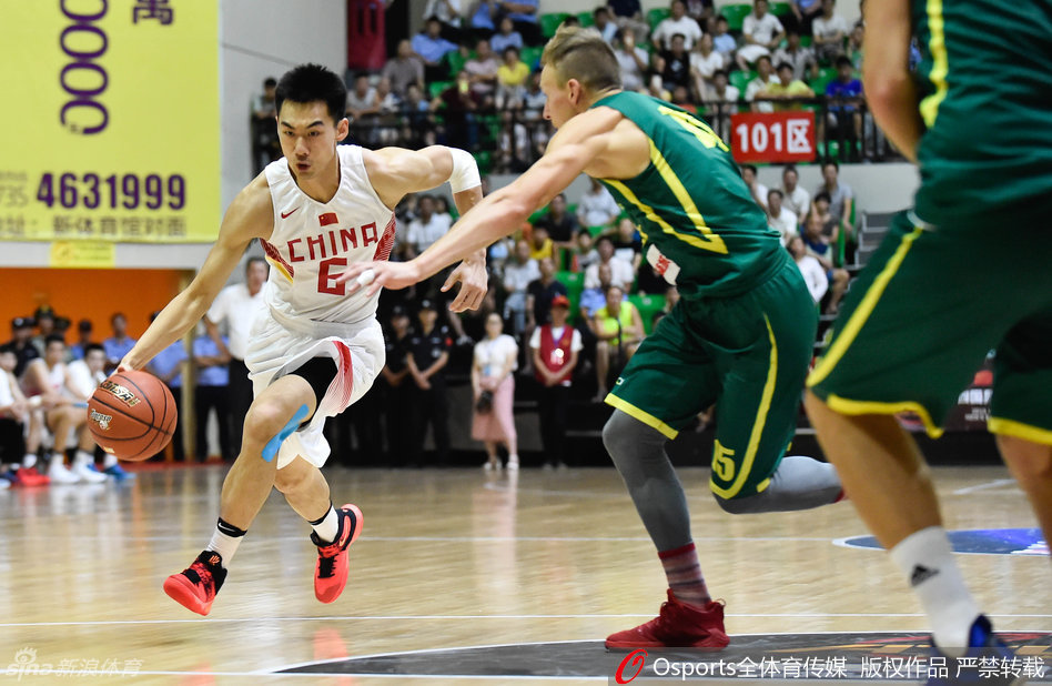 开场哨声响起瞬间，双方中圈跳球，沈梓捷与对手高高跃起，犹如雄鹰争夺领空权，比赛一触即发。