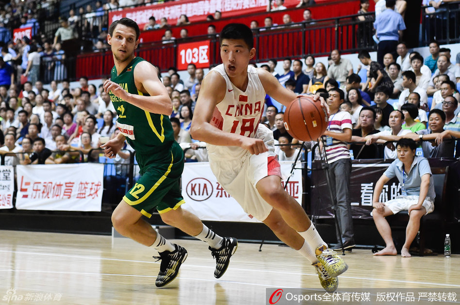 赵率舟内线得球，在肌肉丛林中强硬转身起跳，面对封盖毫无惧色，上演精彩的强攻打板命中。
