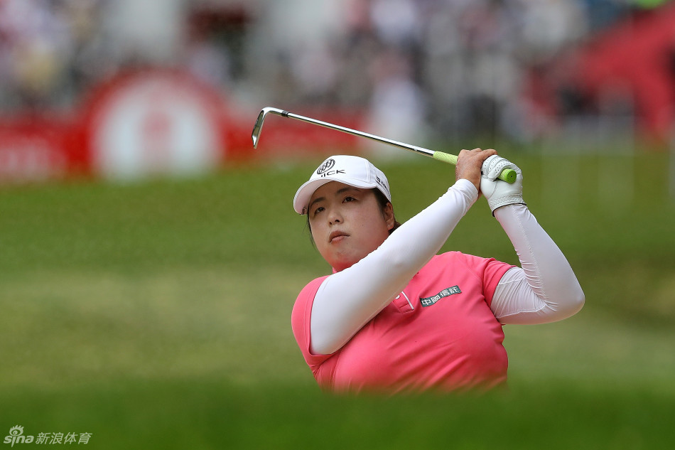 美国名将莱克茜·汤普森在球道上仔细观察球路，评估攻果岭的最佳方案