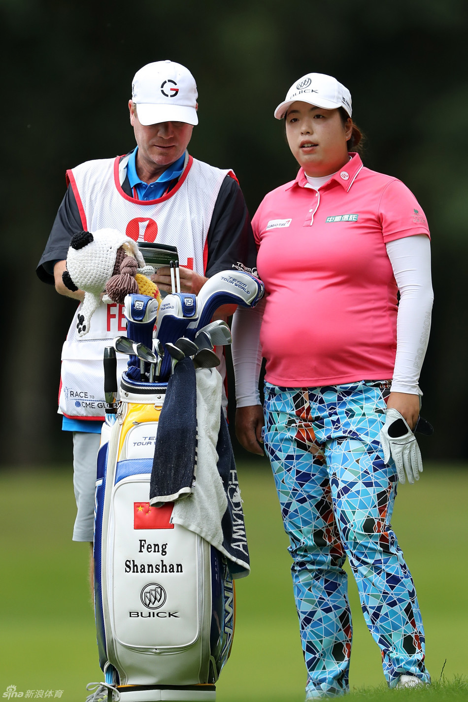 激烈竞争间隙，阿瑞雅在长草旁稍作小憩，为接下来的挑战积蓄能量