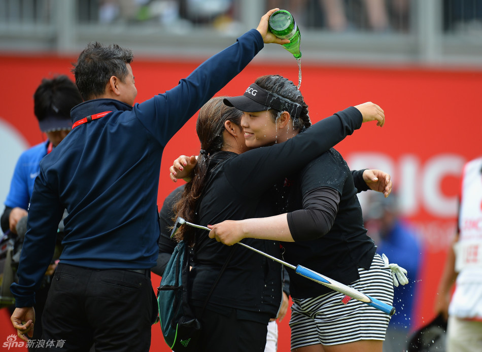 中国名将冯珊珊在比赛中与球童认真商讨策略，推敲下一杆的抉择
