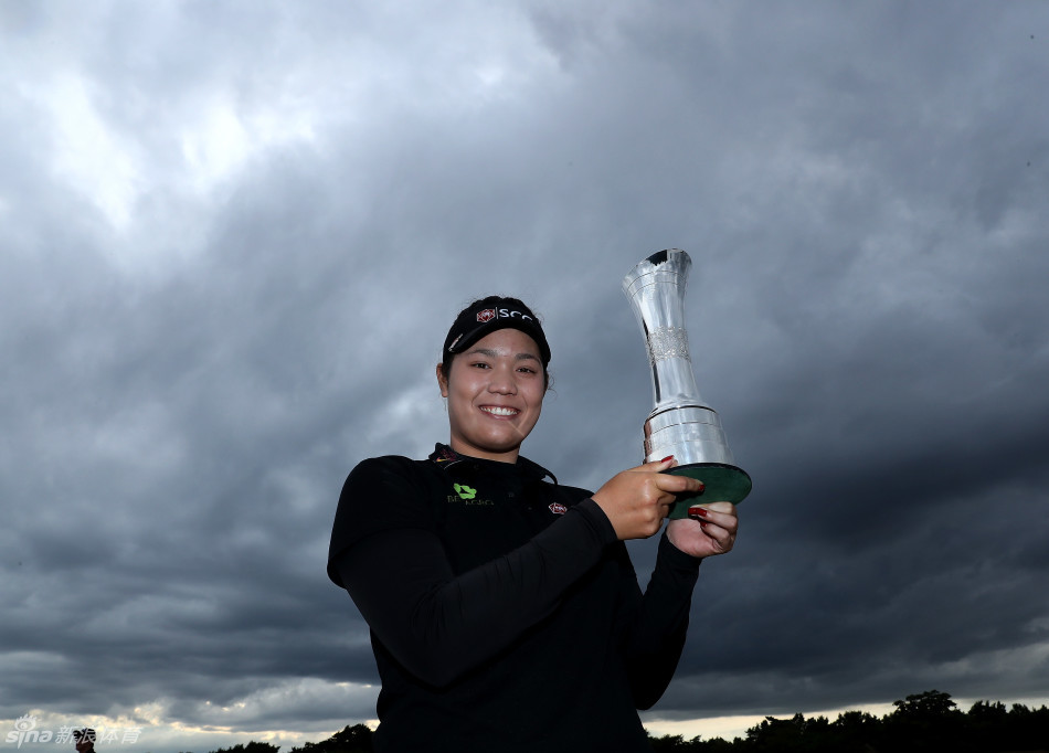 阿瑞雅在第十八洞果岭上捧起英国女子公开赛冠军奖杯，历史性一刻就此定格